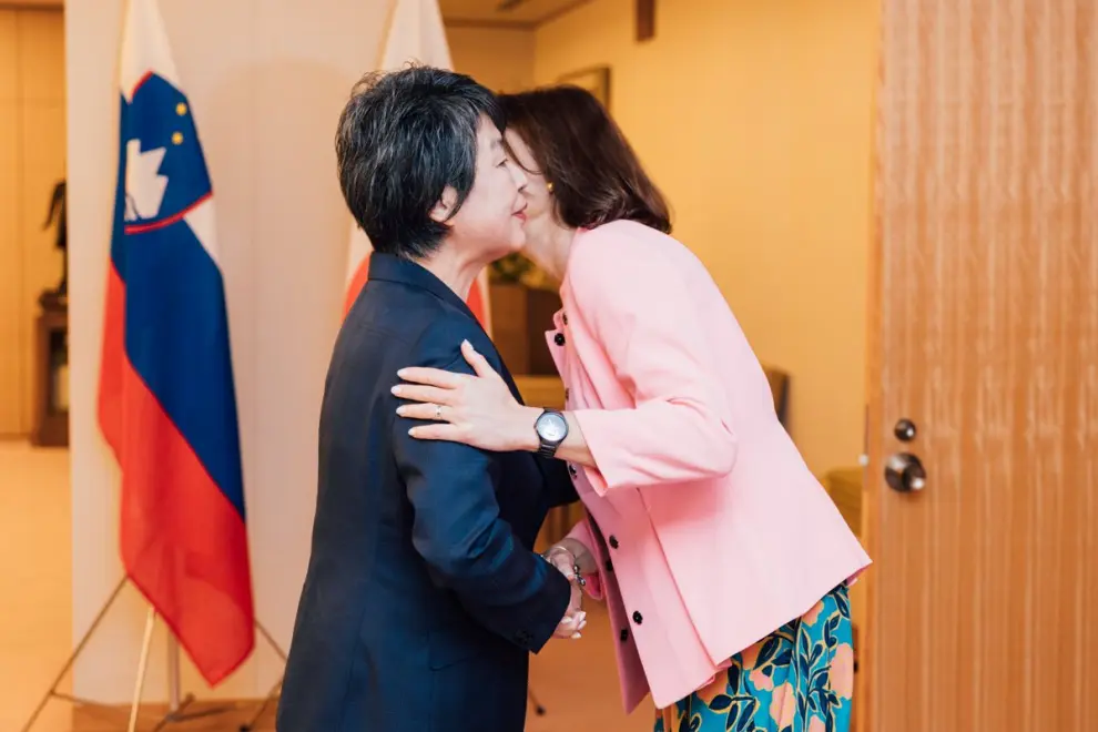 Foreign Minister Tanja Fajon (right) greeted by her Japanese counterpart Yoko Kamikawa. Photo: The Slovenian Foreign Ministry