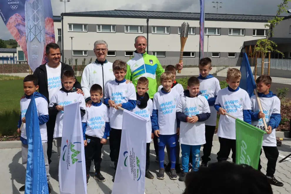 Lendava Mayor Janez Magyar, Slovenian Olympic Committee president Franjo Bobinac and Olympian Jani Klemenčič pictured with children as the Slovenian torch starts its journey around the country. Photo: Vida Toš/STA